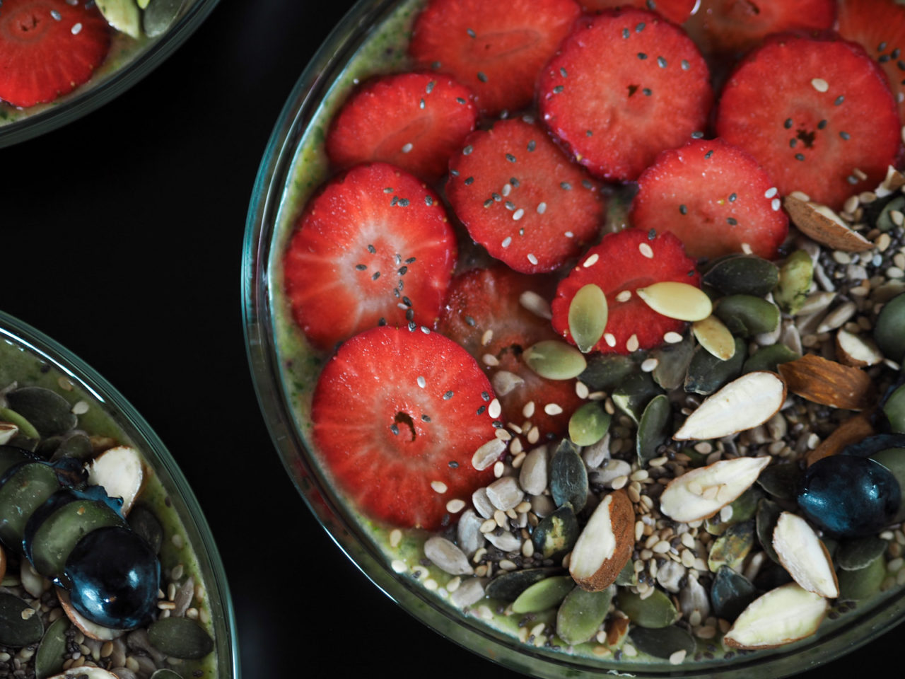 sund og frisk grøn smoothieskaal til morgenmad – delicious and healthy green smoothie bowl.