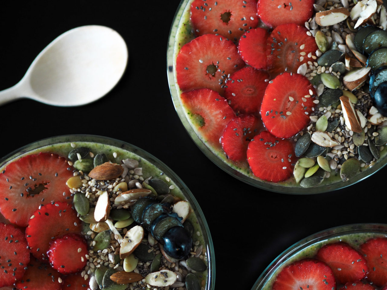 sund og frisk grøn smoothieskaal til morgenmad – delicious and healthy green smoothie bowl.